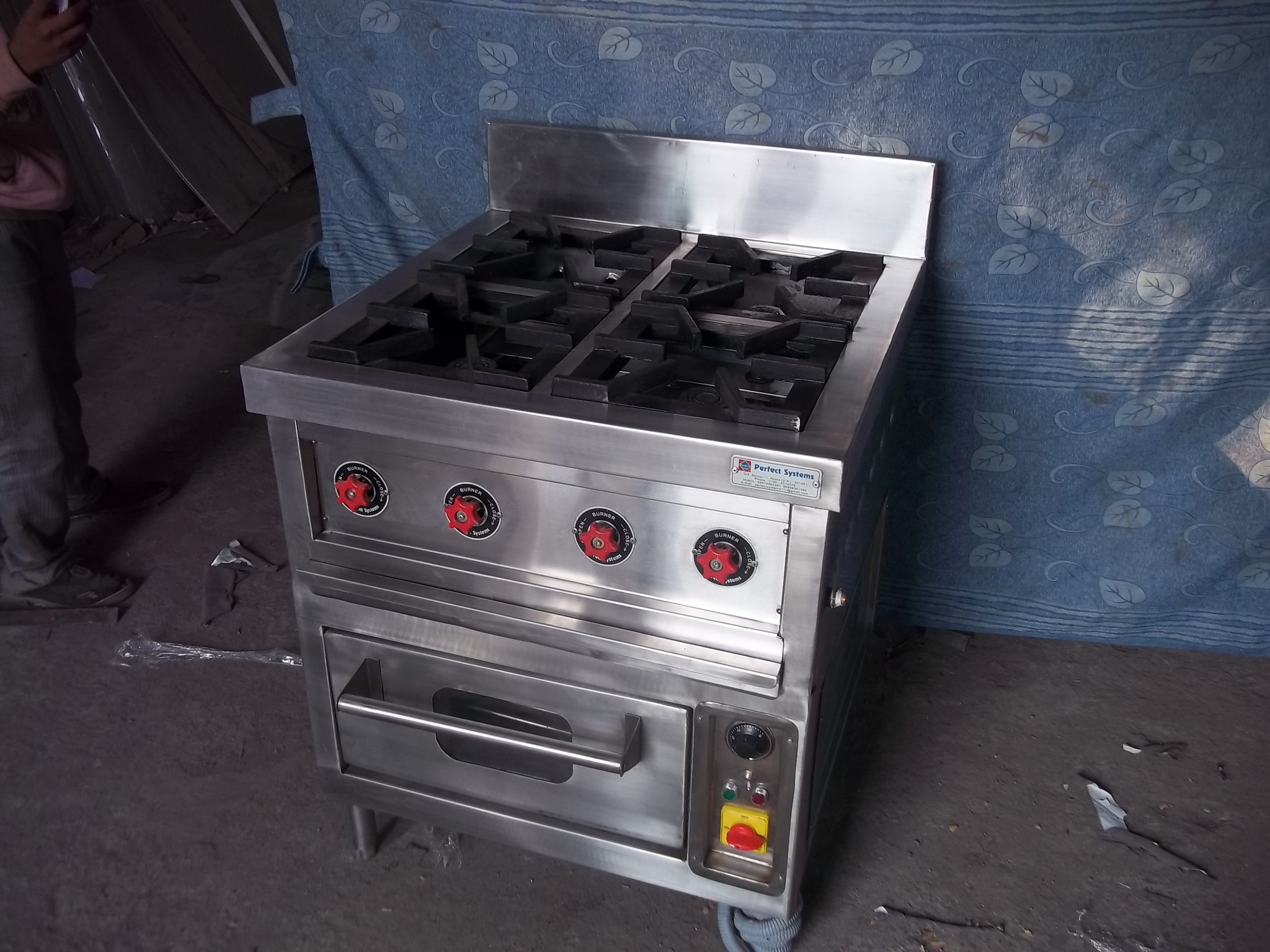 FOUR BURNER RANGE WITH OVEN